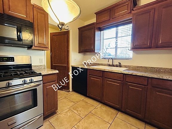 5th image of 3021 E Linden St #1