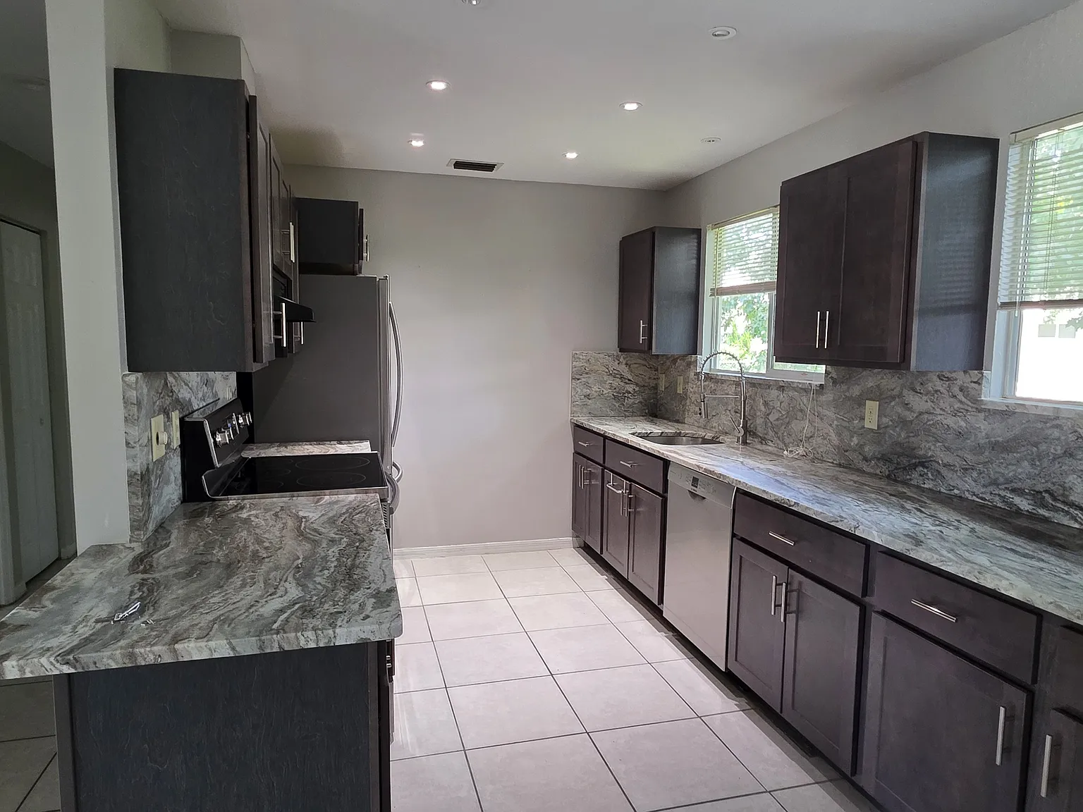 2 bed, 990 sqft, $1,575 — Photo 3