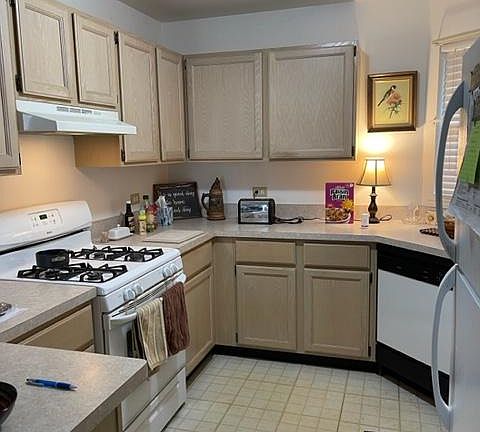 3rd image of 60 Shorewood Dr #1