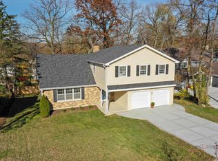 1136 Candlewood Dr, Downers Grove, IL