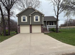 2330 Twin Oaks Dr, Harrisonville, MO 64701