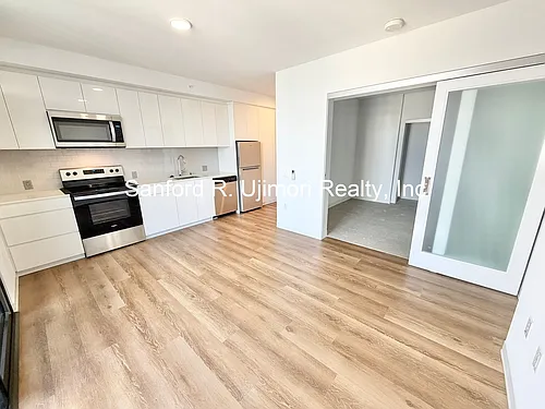 987 Queen St #2811 Photo 1