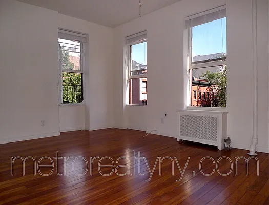 Rented by Metro Realty NY Inc | media 21