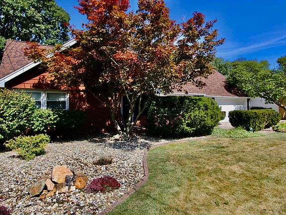 2nd image of 300 Oakwood Cir