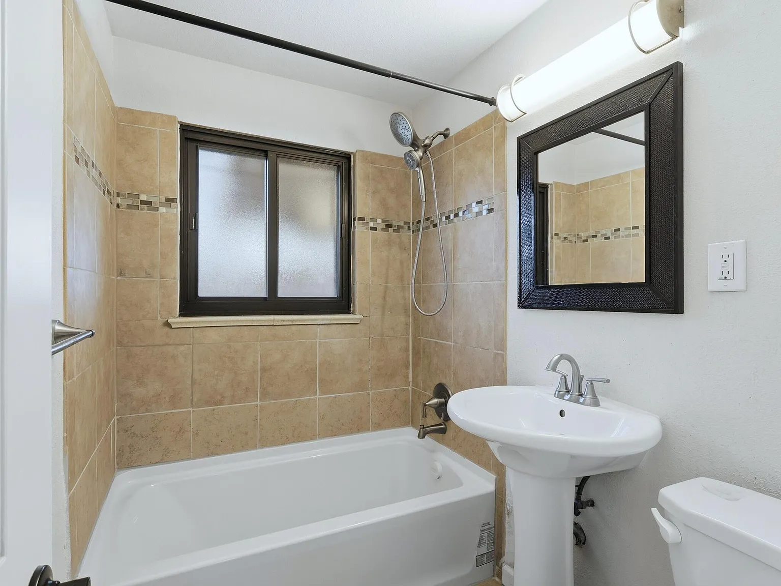 6 bed, 2615 sqft, $3,550 — Photo 3