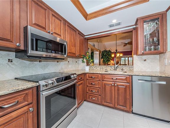5th image of 4136 Castlewood Dr