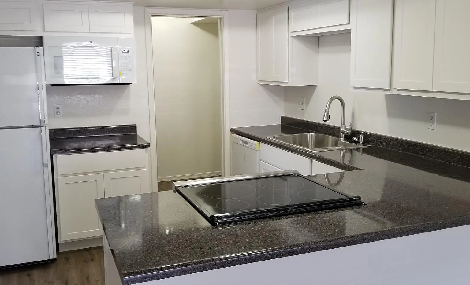 2 bed, 1000 sqft, $1,300 — Photo 2