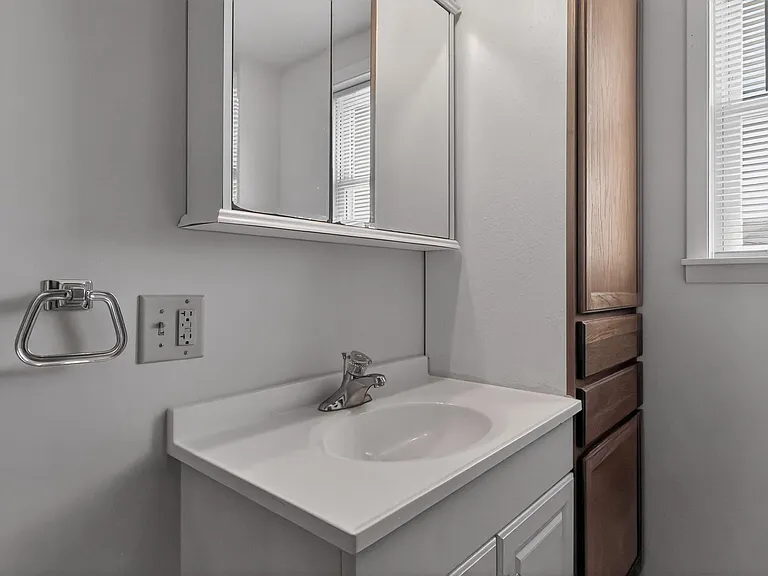 334 S Railroad St — Photo 8