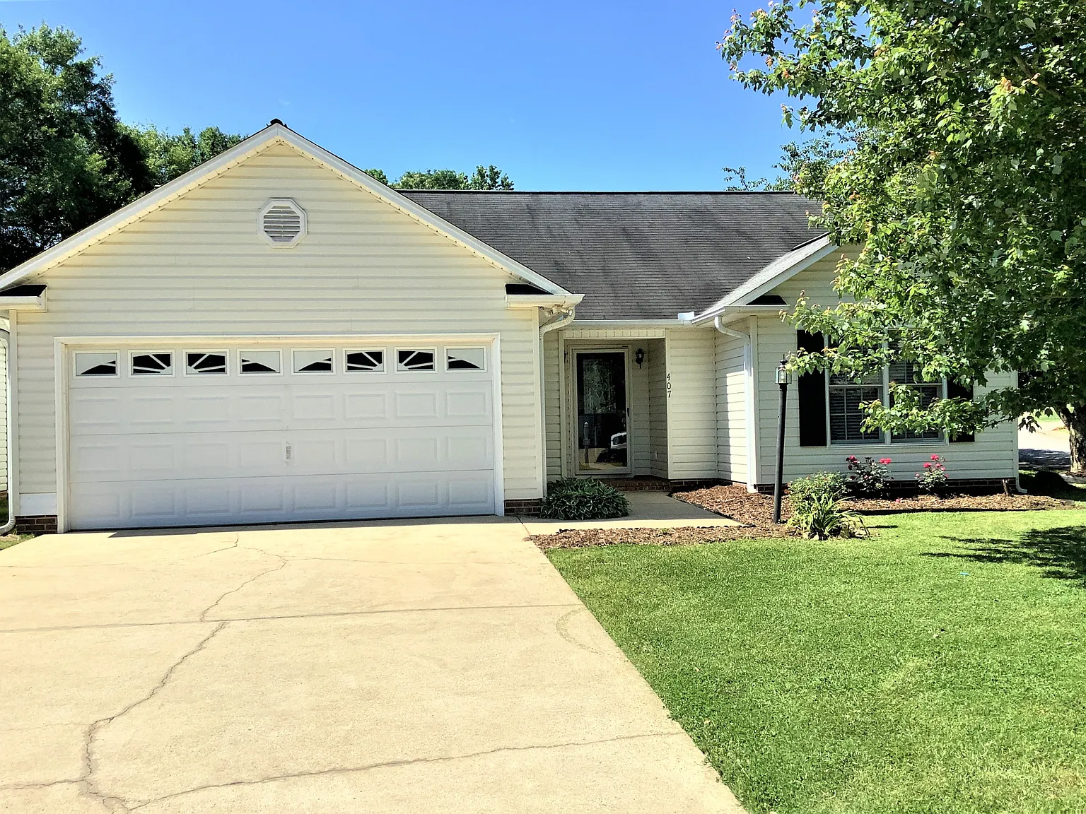 3 bed, 2.0 bath, 1456 sqft, $1,790 — Photo 1