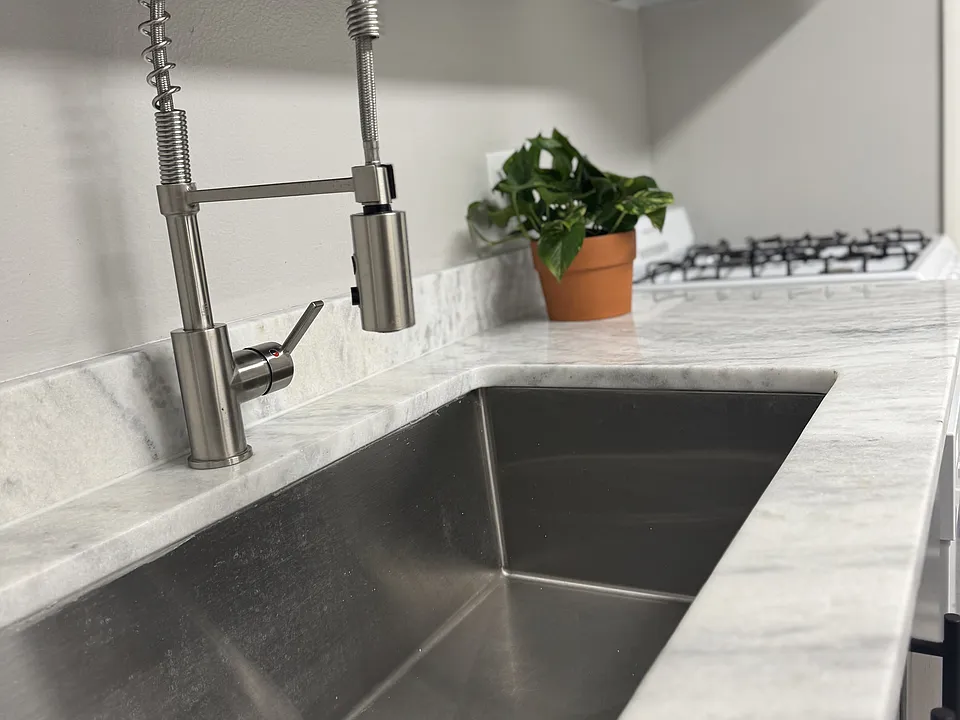 Experience the elegance and functionality of this modern kitchen design.