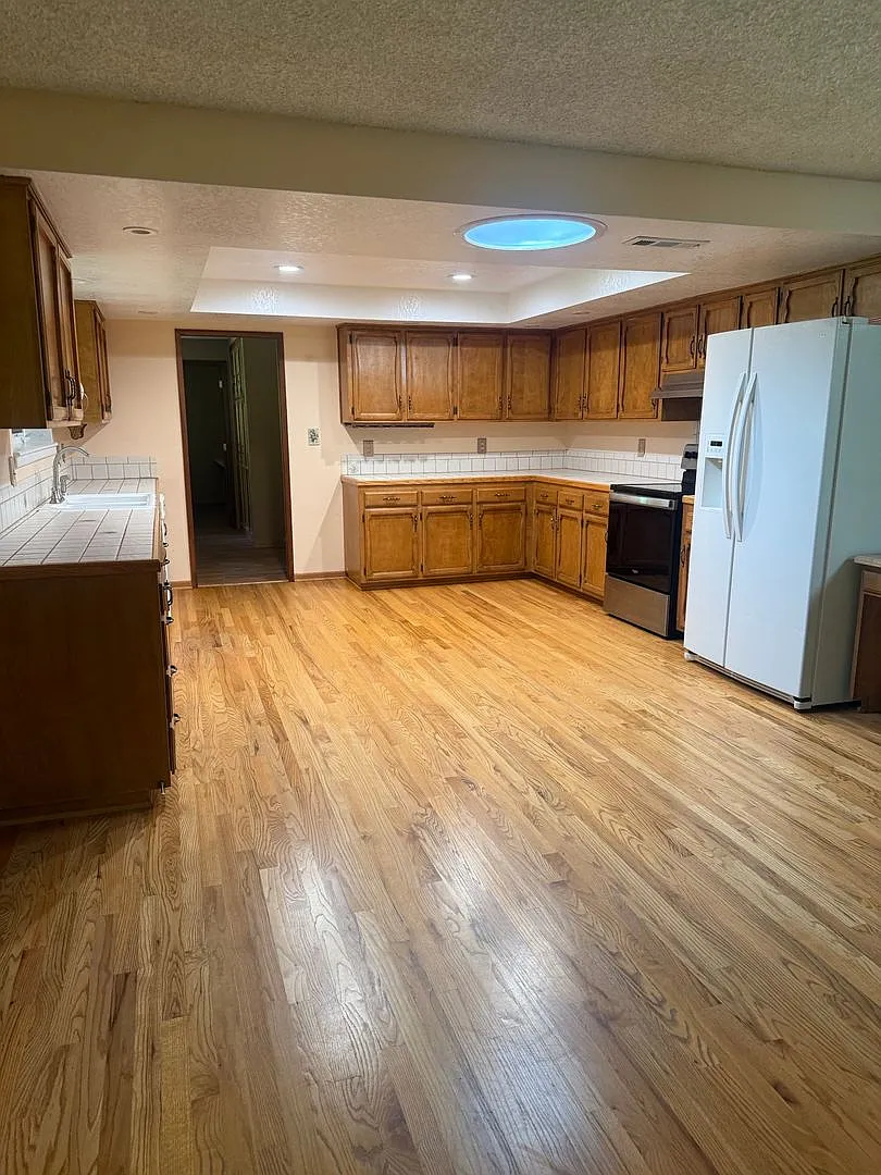 3bed2bath - Large Kitchen,2 Car Garage, Large Yard, Washer/Dryer Hookups — Photo 3