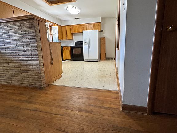 4th image of 1513 Custer St