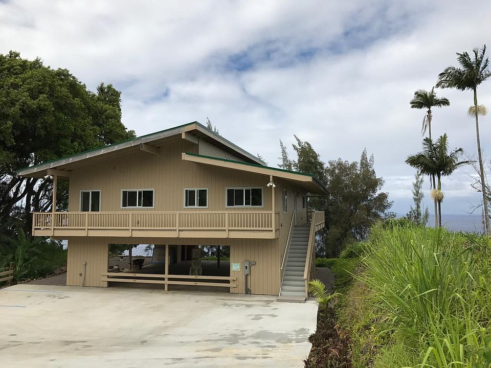 The never ending ocean is behind the house. Wide lanai all around the house. Huge first floor for many activities.
