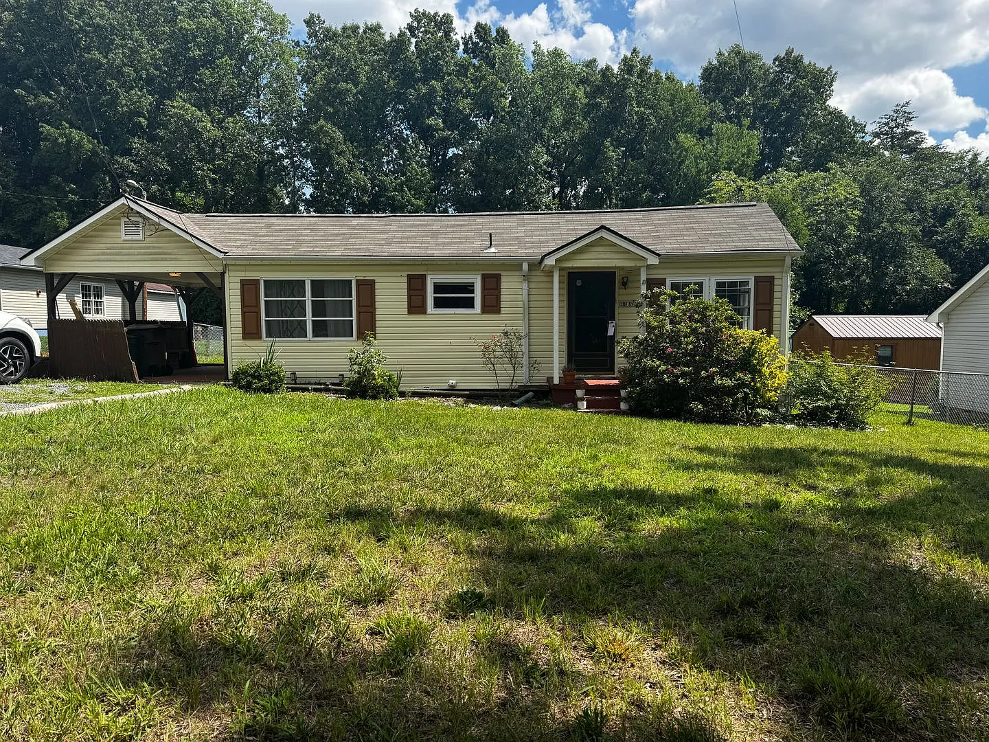 Spacious 4-Bedroom Home with Large Yard in Greensboro — Photo 1