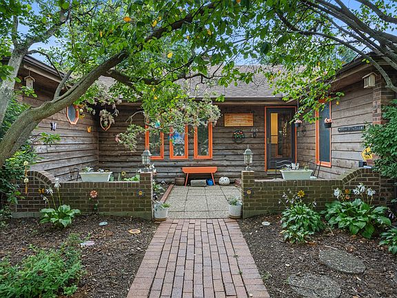 3rd image of 205 Surrey Ct