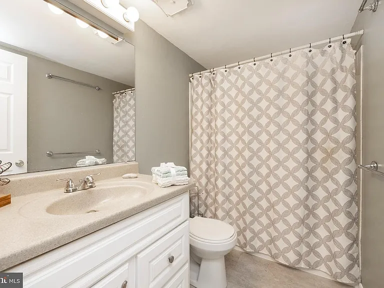 440 Summit House — Photo 11
