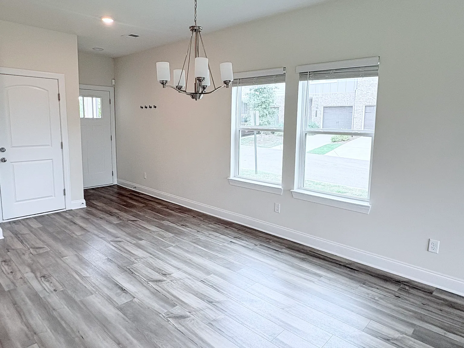 3 bed, 2.5 bath, 1888 sqft, $2,100 — Photo 4