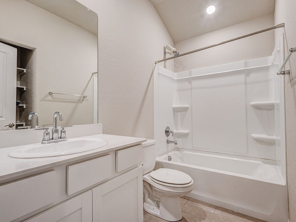 1st image of 208 Fieldstone Dr