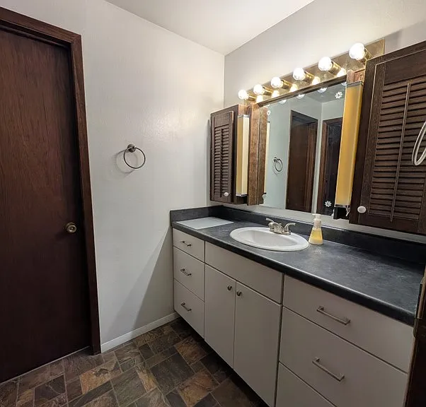 1091 Country Hills Dr — Photo 12