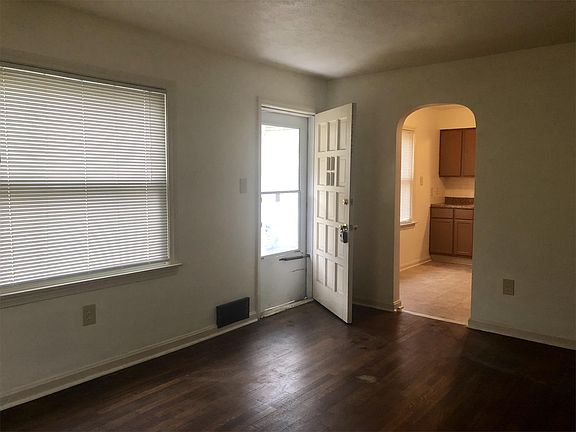5th image of 1296 Roslyn Ave