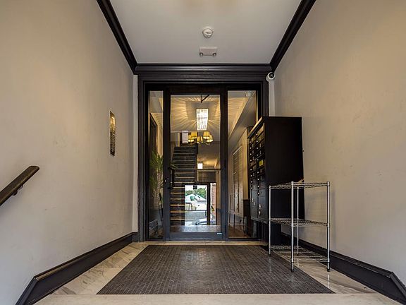 2nd image of 14 Evelyn Pl APT 8