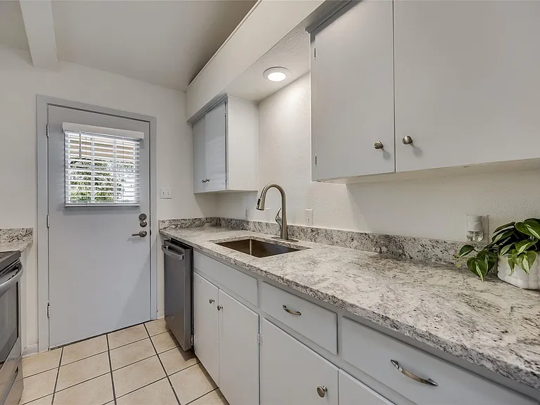8803 Westover Club Dr #B — Photo 7