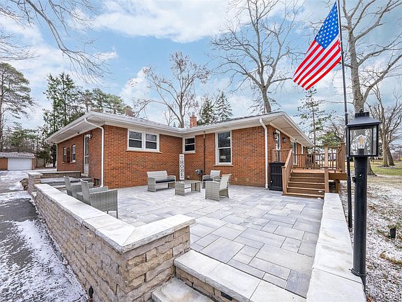 2nd image of 531 Oxbow Lake Rd