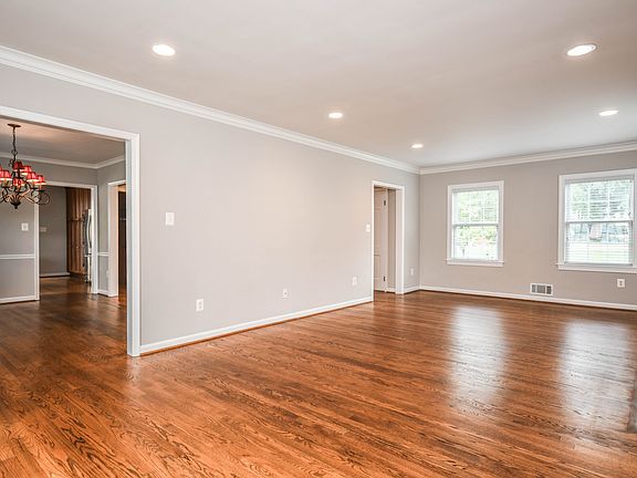 5th image of 1211 Vinita Ln