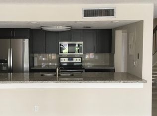 10951 N Lakeview Dr, Hollywood, FL 33026