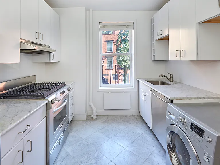 92 Perry St #3 — Photo 4