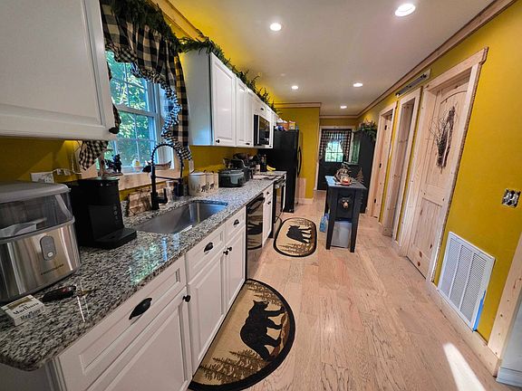 4th image of 141 Daniel Ln