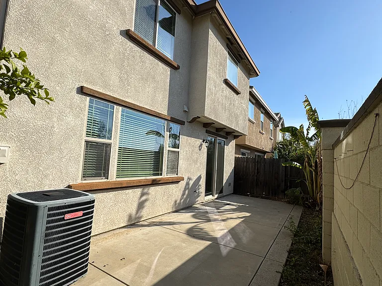 553 Addison Ct — Photo 26