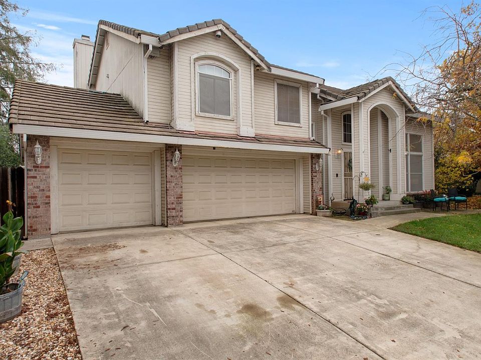 1st image of 207 S Emerald Oak Dr