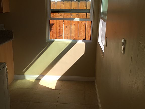 5th image of 1107 E Grand Ave