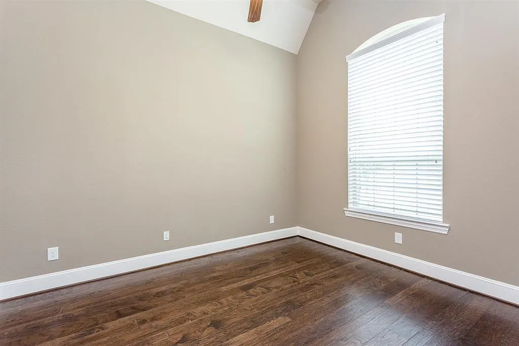 5 bed, 5.0 bath, 4375 sqft, $5,300 — Photo 4