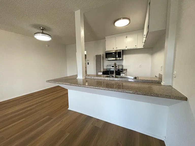 15925 Victory Blvd — Photo 10