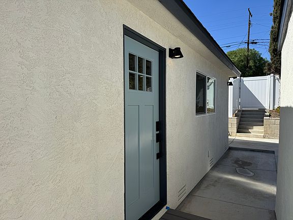 2nd image of 3210 Menlo Ave