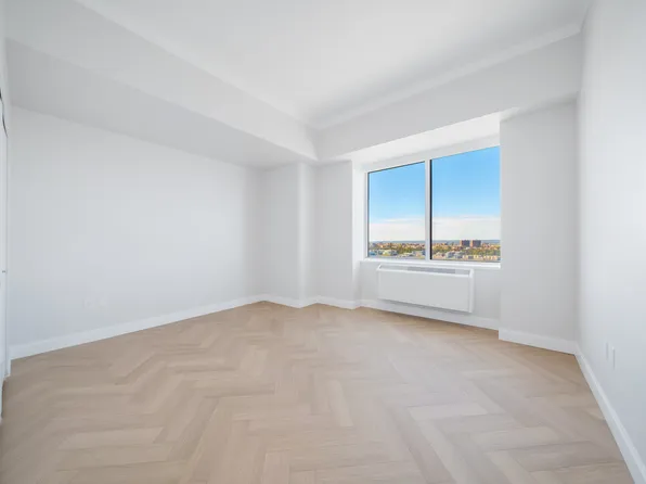 160 Riverside Boulevard image 16 of 21