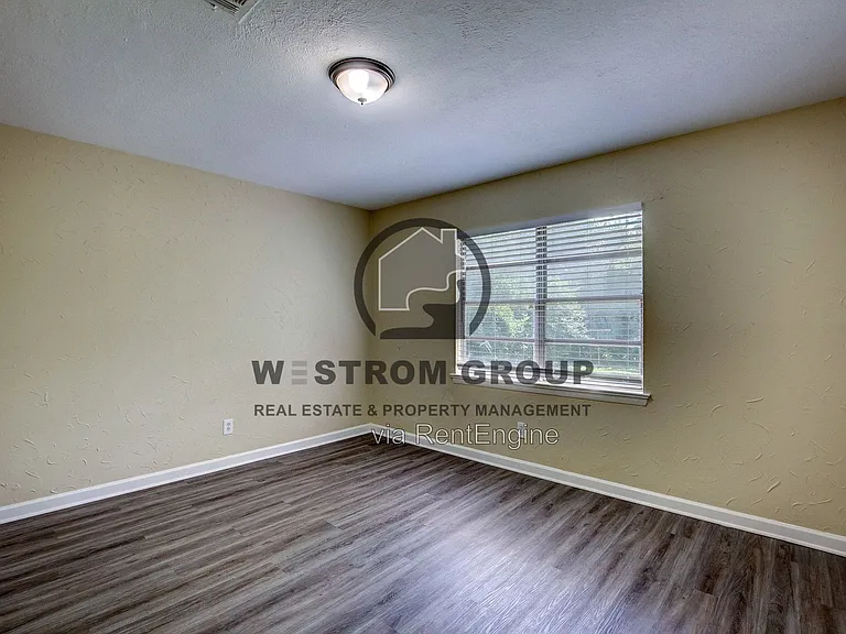 820 Collin Dr — Photo 11