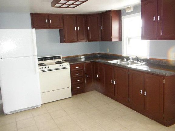 3rd image of 215 W 8th St