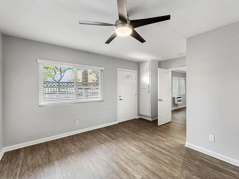 California Palms Apartments — Photo 4