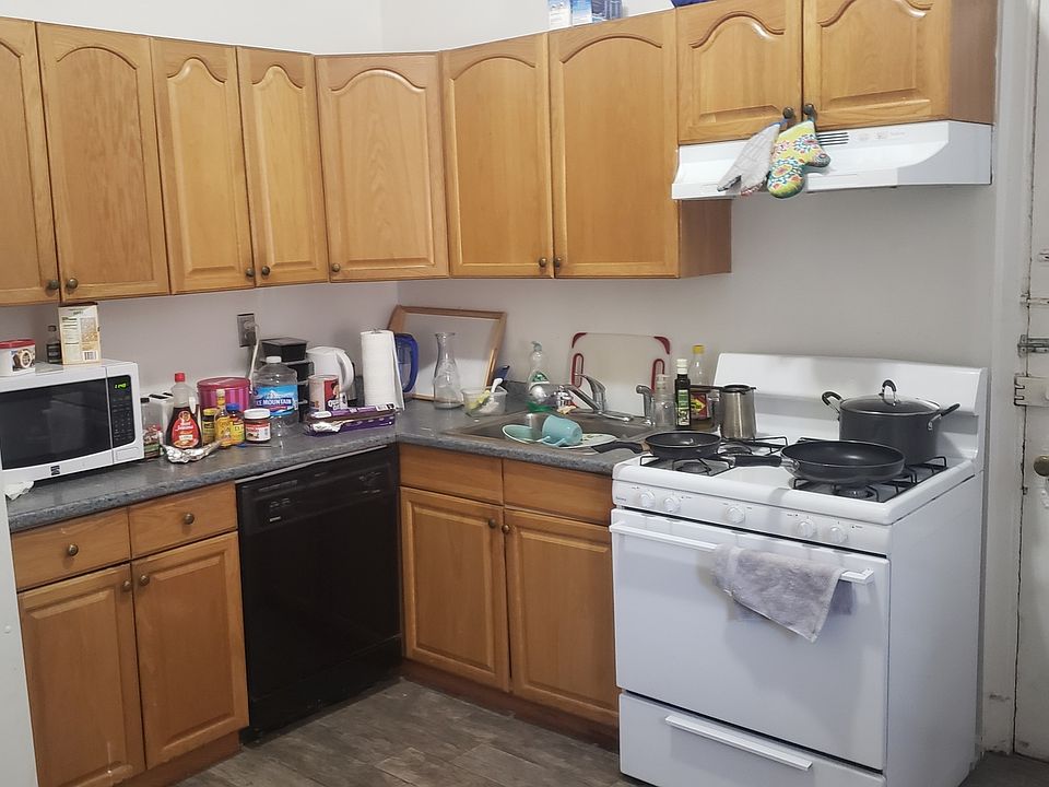 1st image of 666 W Oakdale Ave APT 1