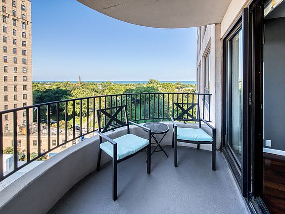 3rd image of 2020 N Lincoln Park W APT 8E