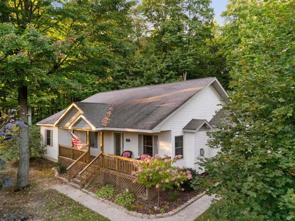 605 Woodwind Dr, Cadillac, MI 49601