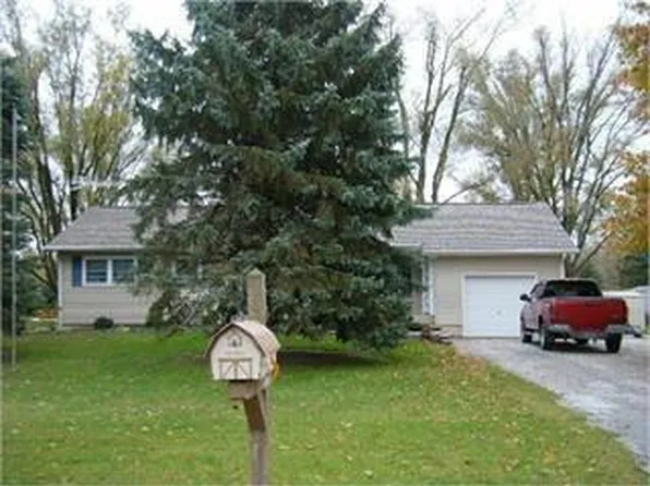 6295 135th St, Blue Grass, IA 52726