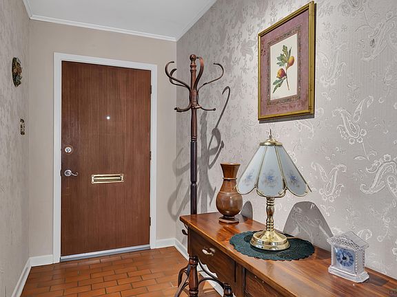 4th image of 207 Crescent Dr