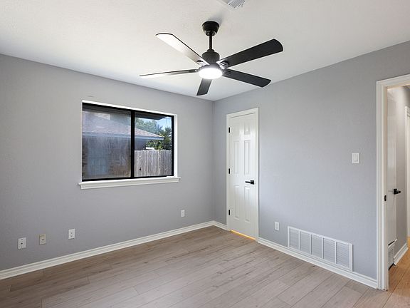3rd image of 3808 Yellowstone Pl