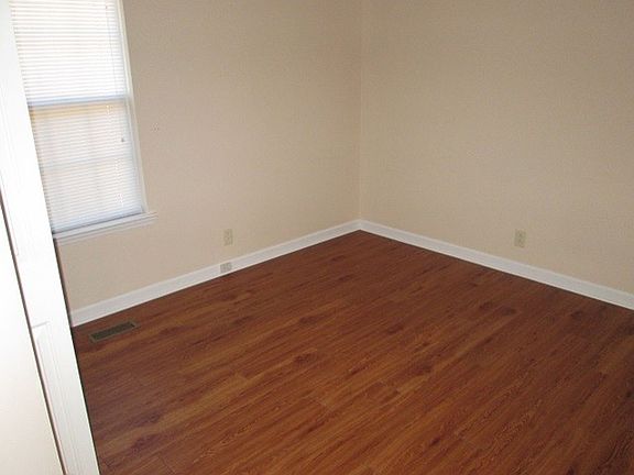 4th image of 915 Soloman Ct