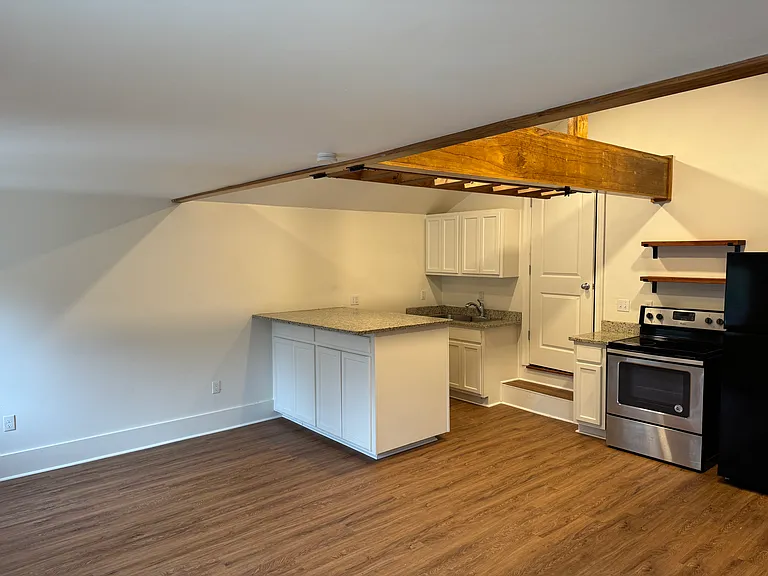 1529 Moreland Ave — Photo 2