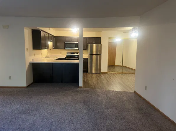 130 W Oak Leaf Dr, Oak Creek, WI